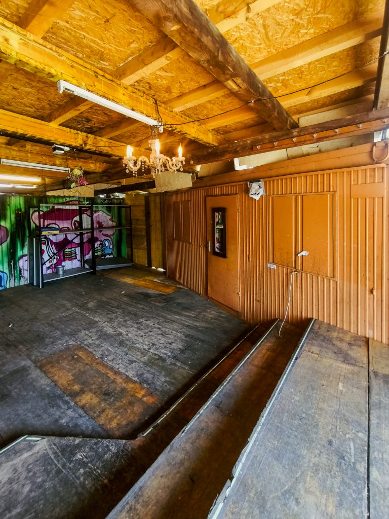 reUnion Innenansicht Bauarbeiten Oktober 2025 - Nebenraum mit Container und Stufen