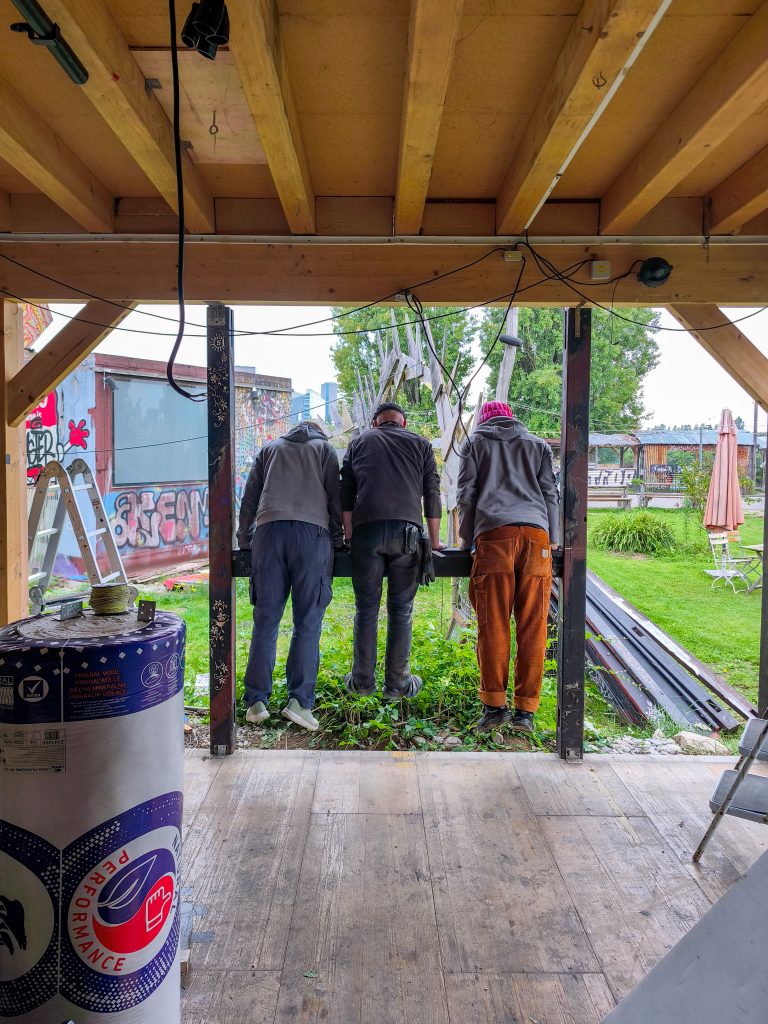 reUnion Innenansicht Bauarbeiten Oktober 2025 - Helfer*innen testen die Statik