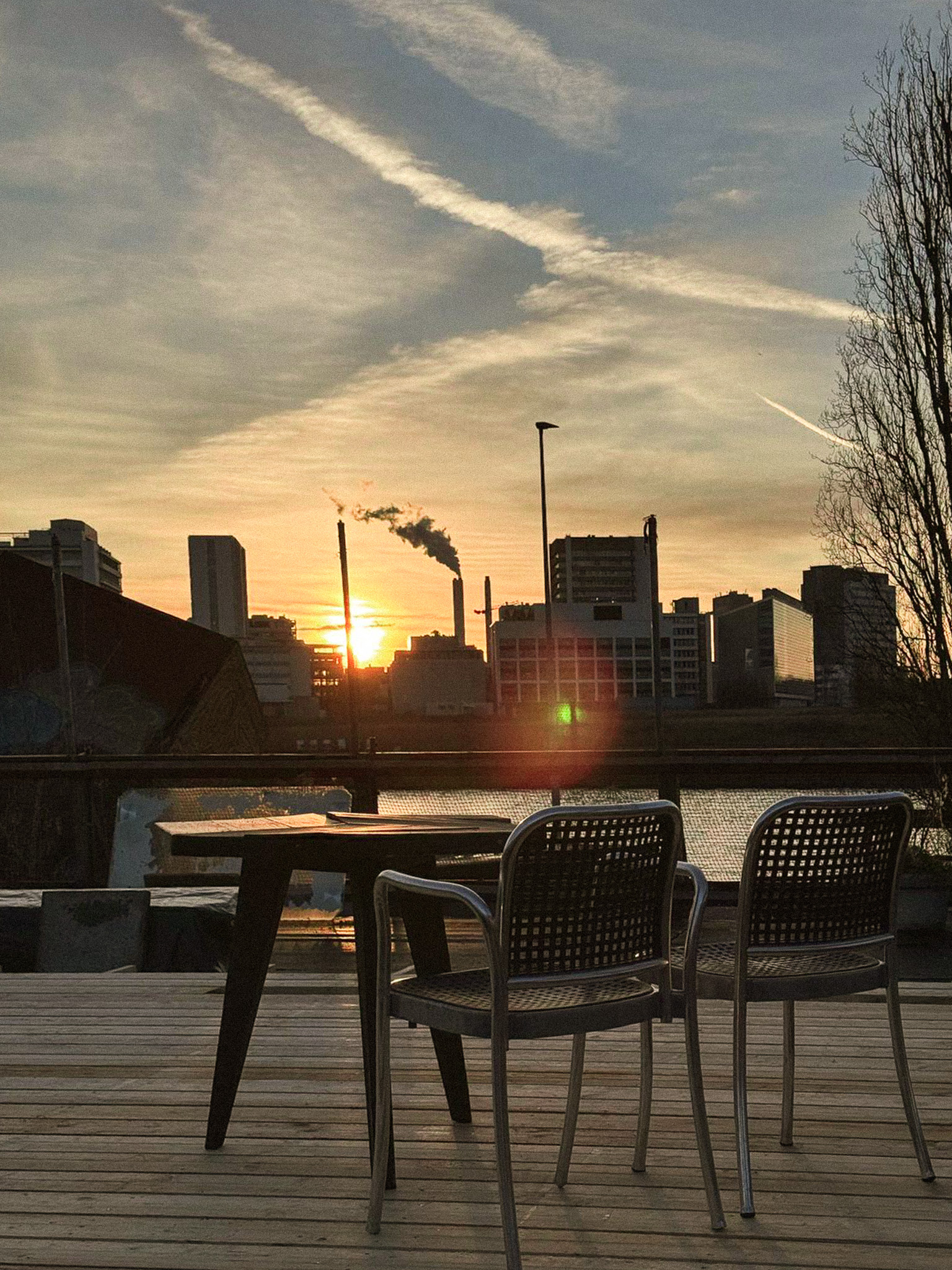 Tisch und zwei Stühle auf unserer Dachterrasse, Sonnenuntergang und Rheinblick im Hintergrund