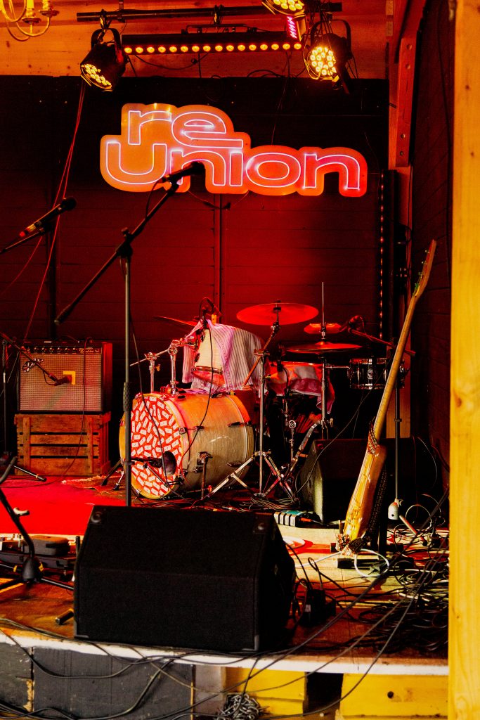 Bühne mit Instrumenten und Neonschild