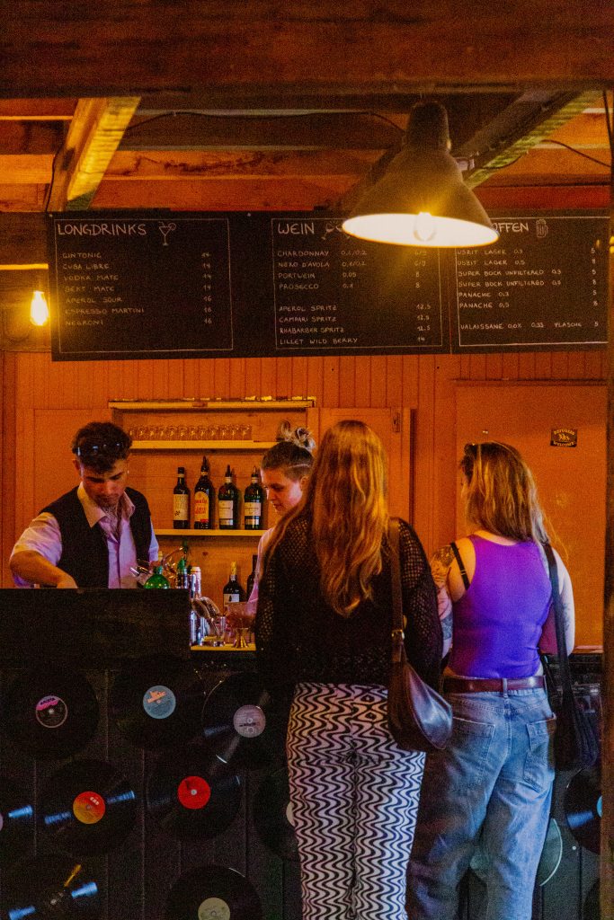 Nike und Jakob arbeiten an der Bar