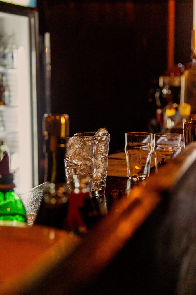 Bar mit Gläsern und Flaschen