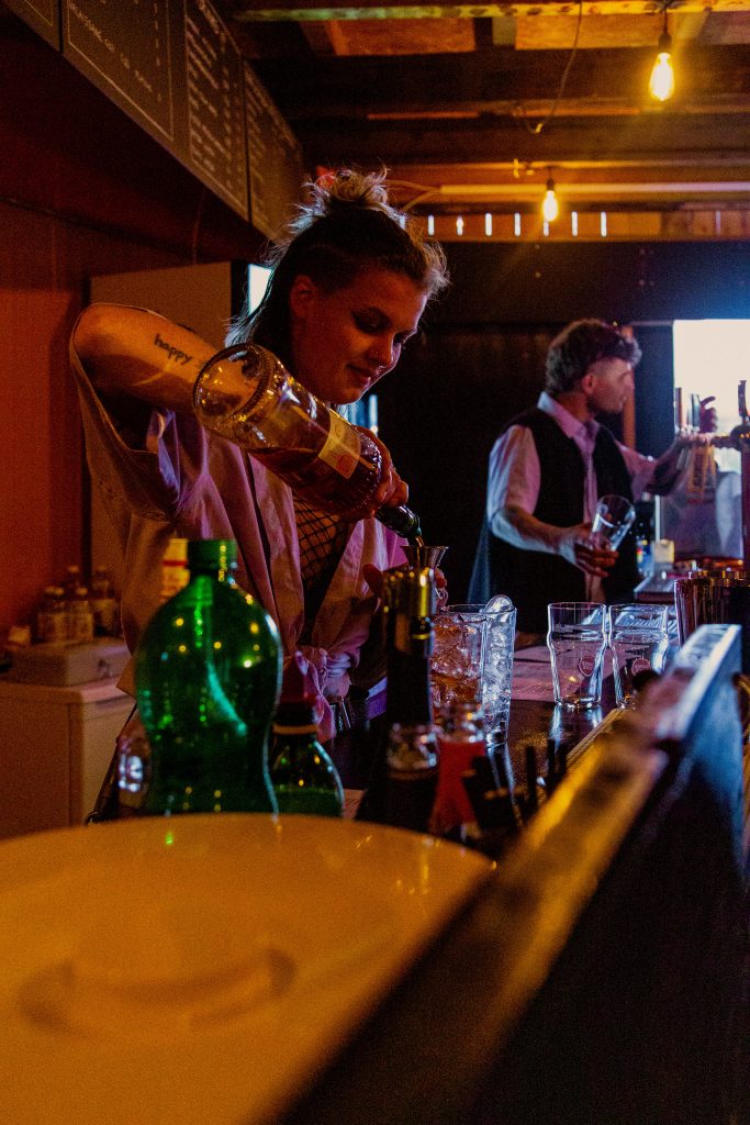 Nike und Jakob arbeiten an der Bar