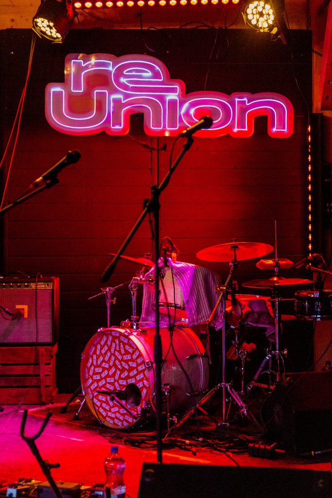 Bühne mit Instrumenten und Neonschild